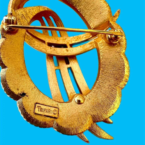 Trifari Gold Tone Round Brooch Pin
Excellent condition signed brooch - Picture 3 of 3